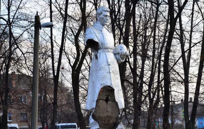 Под Кропивницким неизвестные пытались разрушить памятник советским солдатам (фото)