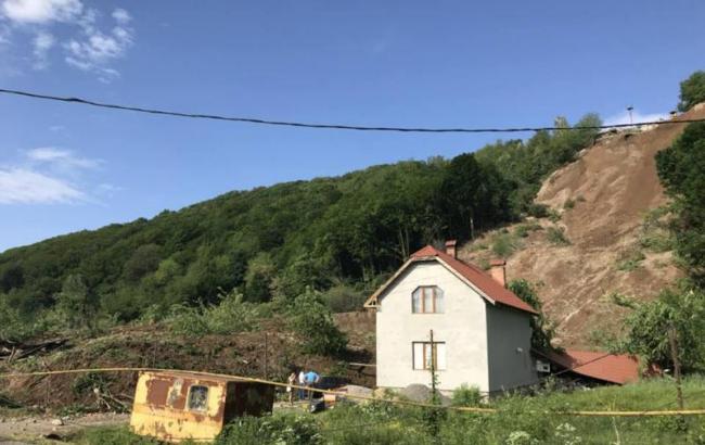 За фактом зсуву грунту на Закарпатті поліція відкрила кримінальне провадження