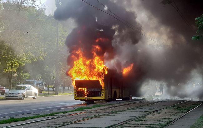 У центрі Києва на ходу загорівся автобус (фото, відео)