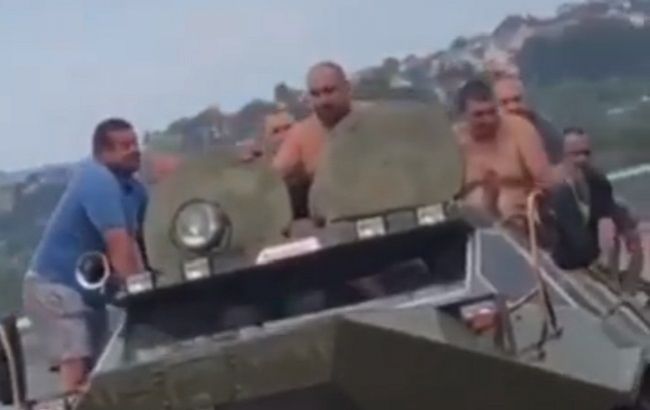 Убью с одного удара: полуголые мужики на БТР запугивали харьковчан (видео)