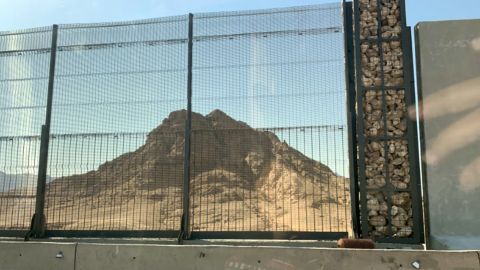 В Египте курортный город обнесли 36-километровой стеной с колючей проволокой