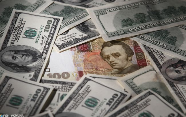 Курс доллара растет второй день подряд и приблизился к уровню 28 гривен