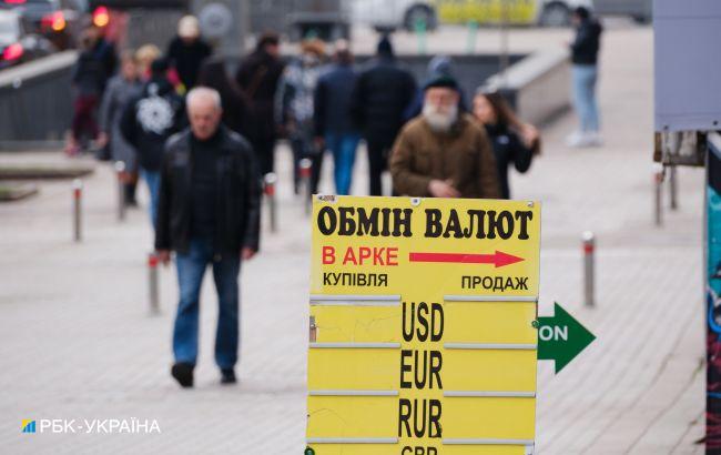 Украинцы сократили покупку валюты в банках: сколько приобрели за последний месяц