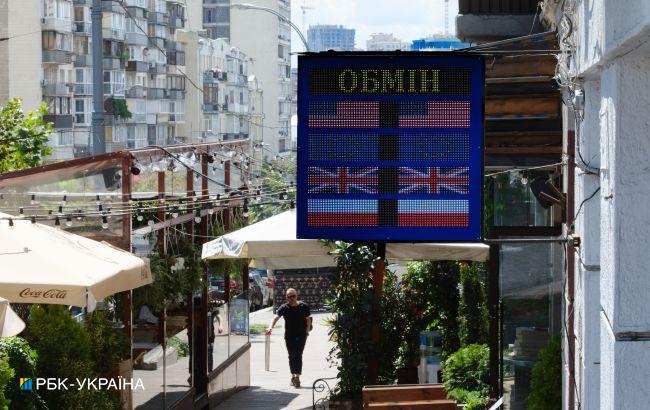 Українці відновили скуповування валюти в банках після літньої перерви
