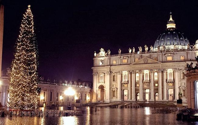 В Ватикане установили 25-метровую рождественскую елку