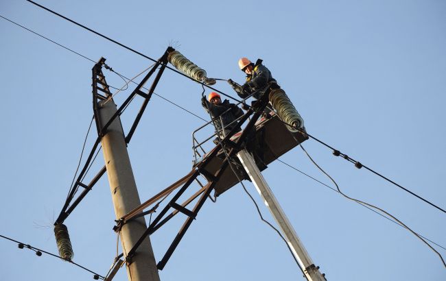 В Киеве во время ночного обстрела россияне повредили электрические сети