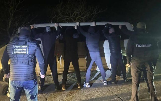 "Подорож" за 21 тисячу доларів. ДПСУ викрила чергову "схему" для ухилянтів