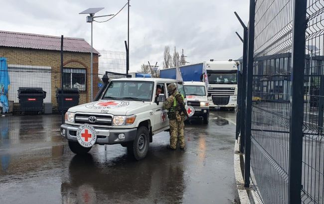 Красный Крест отправил в ОРДЛО три грузовика с гуманитарной помощью