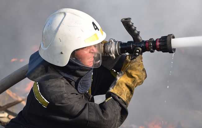 В Киеве третий день тушат пожар на свалке