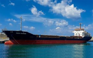 РФ ударила по судну з українським зерном у Чорному морі, є загиблий