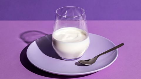 Кефир перед сном пить нельзя: врач дала исчерпывающее объяснение