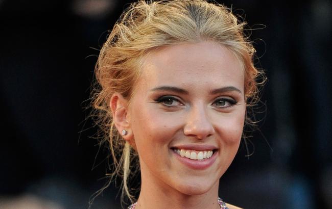 Похудевшая Скарлетт Йоханссон прогулялась по Парижу в роскошном костюме