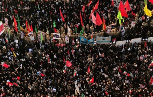 Похороны Сулеймани отложили из-за давки, число погибших достигло 40