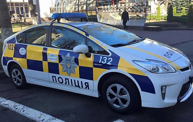 В Киеве пьяный водитель разбил два патрульных авто и сбил полицейского