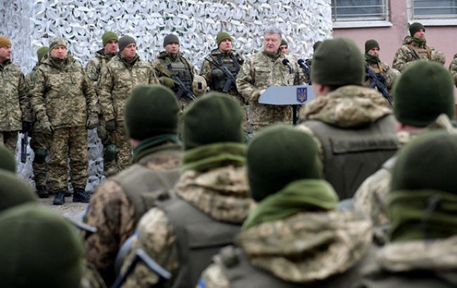 Порошенко назвал количество войск РФ вдоль границ Украины и на оккупированных территориях