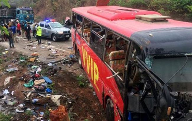 В Гане из-за столкновения двух автобусов погибли 50 людей