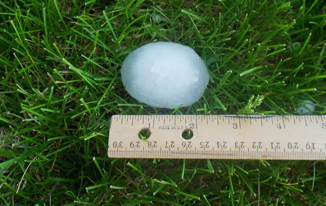 Крупный град и затопленные улицы: на Днепр обрушилась стихия