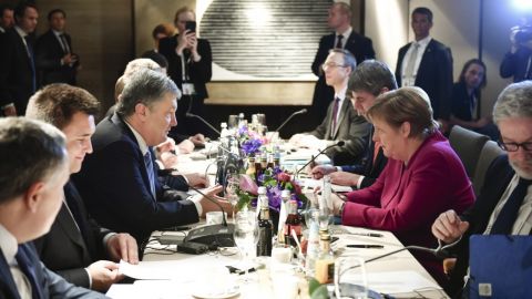 Порошенко та Меркель обговорили запровадження "Азовського пакету" санкцій