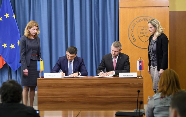 Украина и Словакия подписали договор по использованию авиапространства