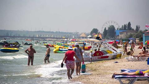 Туристи в шоці: пляжі Коблево позеленіли (фото)