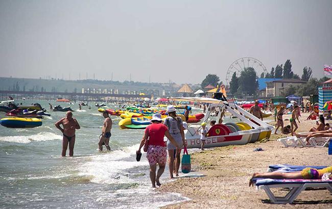 Туристы в шоке: пляжи Коблево позеленели (фото)