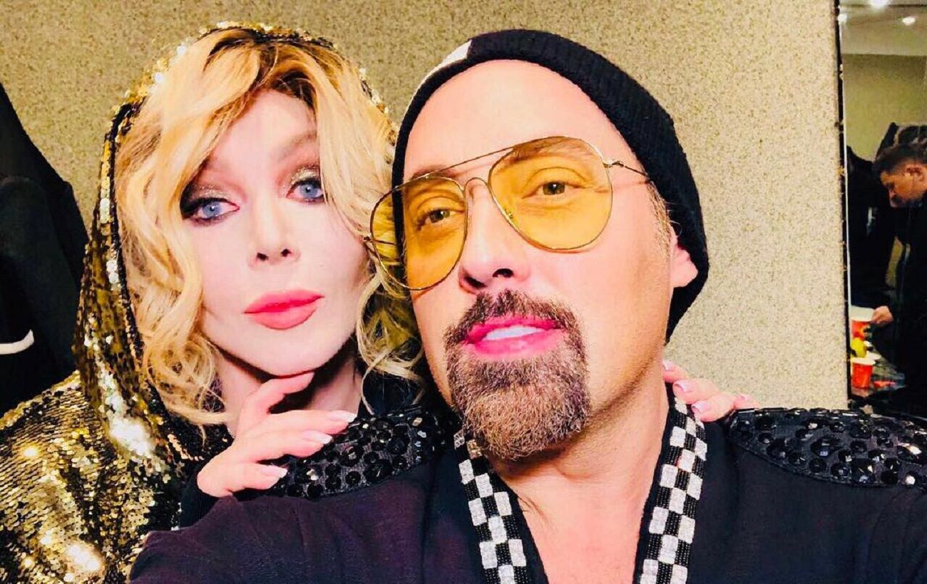 Сексуалдық қара шапан Траннистердің порно үлкен ауыздары