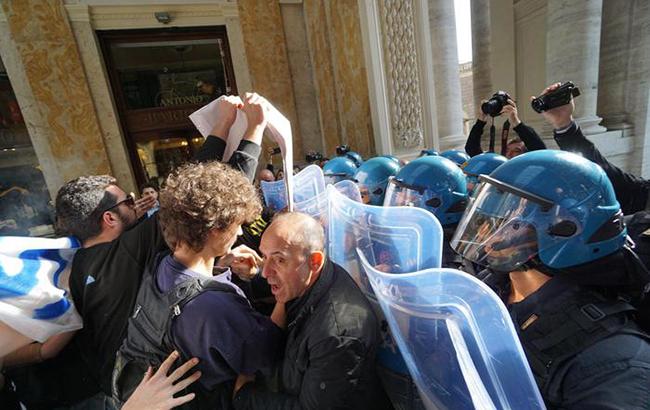 В Неаполе произошли беспорядки возле мэрии, есть пострадавший