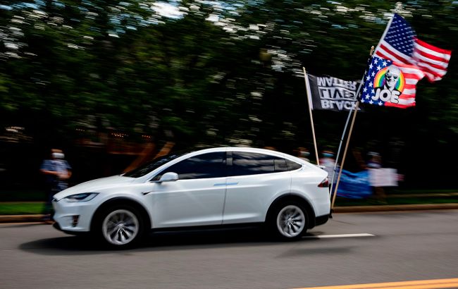 Маск поплутав: президент США помилково прорекламував електромобілі Tesla