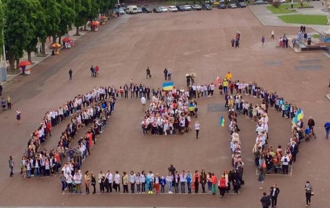 В Хмельницком создали самую большую "живую" вышиванку