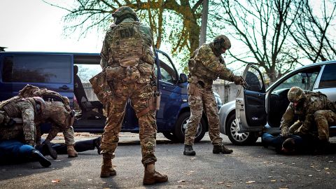 Напівлегальний обіг: звідки терористи в Україні беруть арсенали зброї