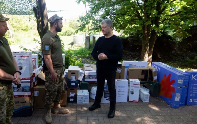 Порошенко з волонтерами придбали на фронт повний комплекс оптичної розвідки