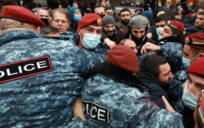 В Ереване вновь протестуют против Пашиняна, начались задержания участников