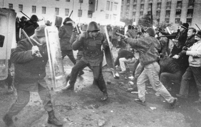 "Когда наши танки въедут в Москву": песню Захара Мая наложили на кадры штурма Белого дома в России