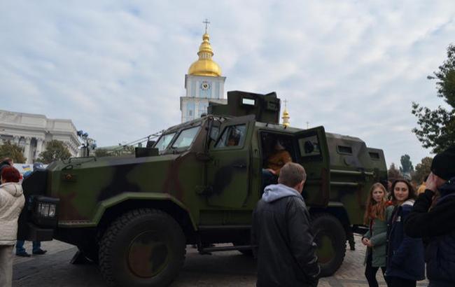 Михайловская площадь в Киеве заполнена военной техникой и людьми в камуфляже