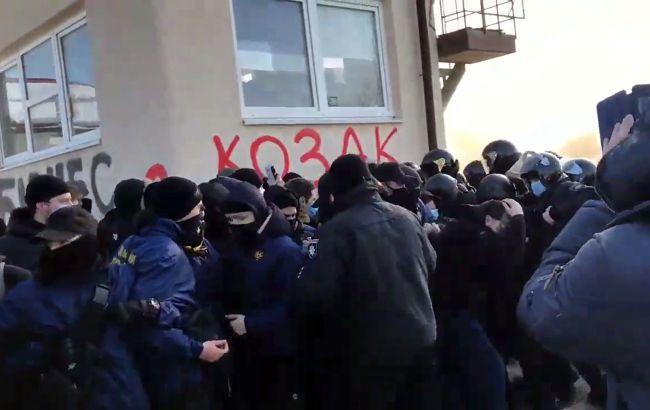 Столкновения и поджог шин: во Львове устроили протест из-за бизнеса Козака