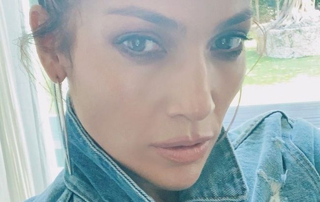 Нестареющая Барби: 49-летняя Дженнифер Лопес покоряет сеть молодым внешним видом