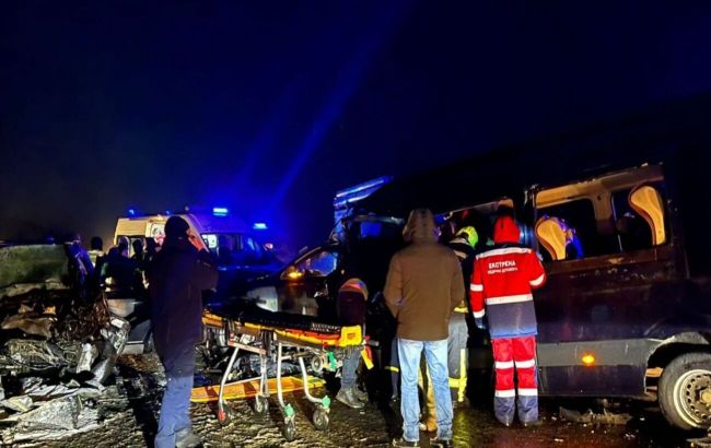 На трассе Киев-Харьков произошло масштабное ДТП: 13 человек пострадали, еще один - погиб