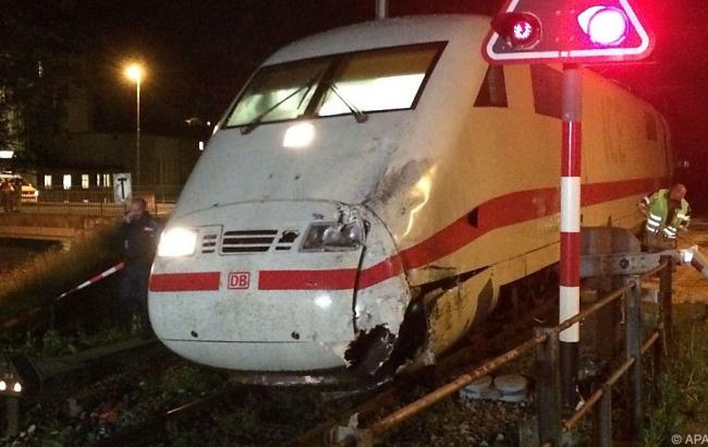 В Швейцарии скоростной поезд столкнулся с туристическим автобусом