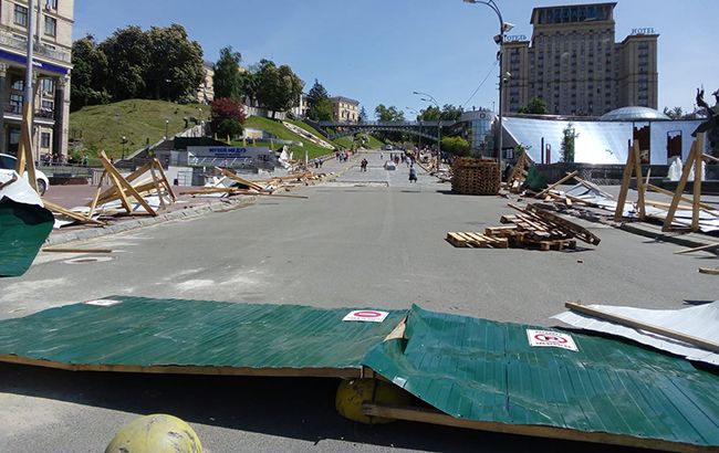 В Киеве активисты снесли забор на Институтской