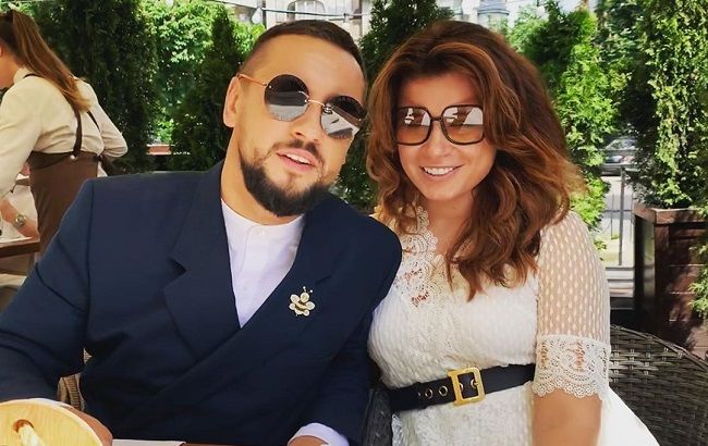 "Дівчина Бонда": дружина MONATIK'а зачарувала "гарячою" фігурою в купальнику