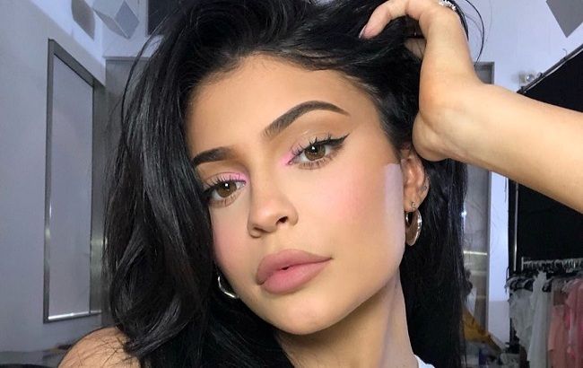 Всі гроші світу: Кайлі Дженнер підірвала мережу розкішним вбранням у вигляді купюр