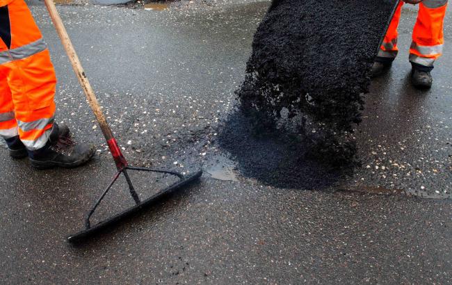 У Росії робітники "заасфальтували" калюжу
