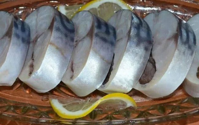 Скумбрия в маринаде, которая на вкус как красная рыба: простой рецепт