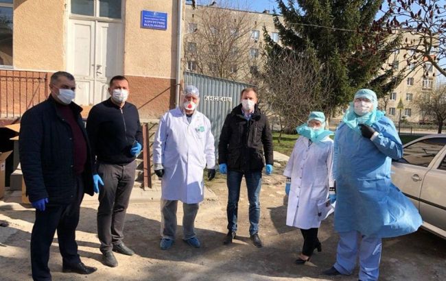 Фонд Порошенко передал реанимационное оборудование больнице в Тернопольской области