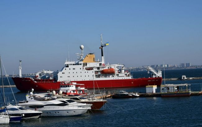 Куплений у Британії криголам прибув до України