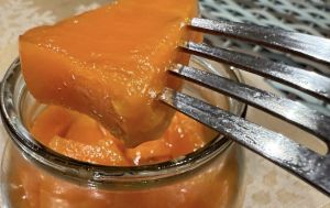 Замість дорогих фруктів - копійчаний овоч: як зробити "манго" з гарбуза