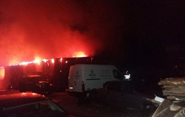 В Киеве ночью горела автобаза