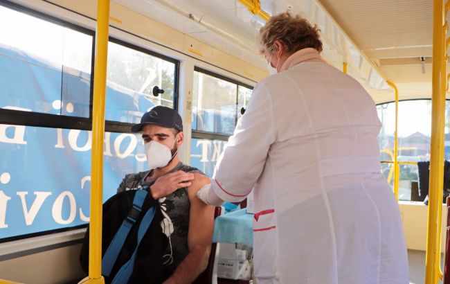 В Одесі пункт вакцинації запрацював у трамваї