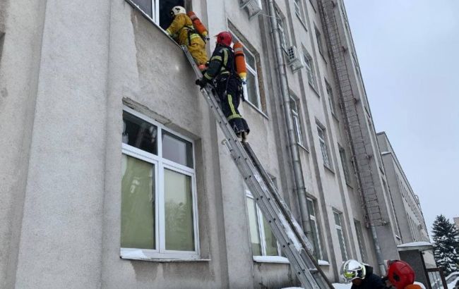 В Ровно из-за пожара эвакуировали здание ОГА