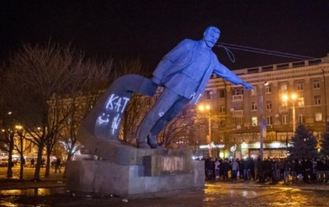Активисты свалили памятник Петровскому в Днепропетровске